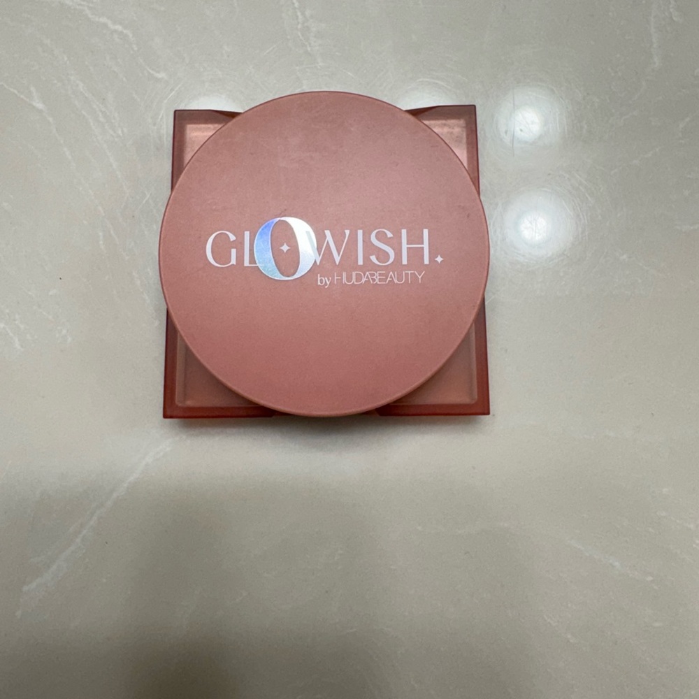 HUDA BEAUTY GloWish Blush